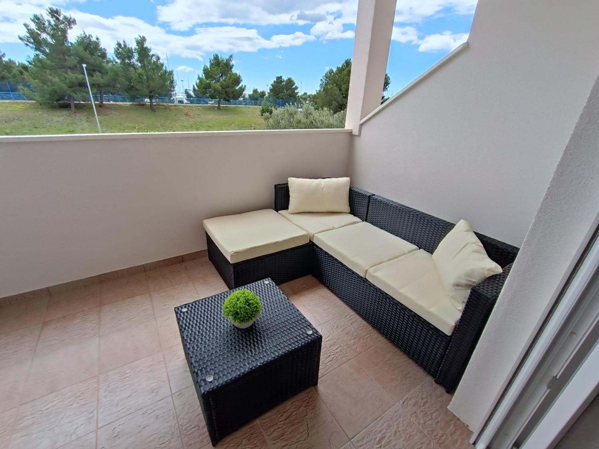 Apartman Burcul ซูโกชัน ภายนอก รูปภาพ