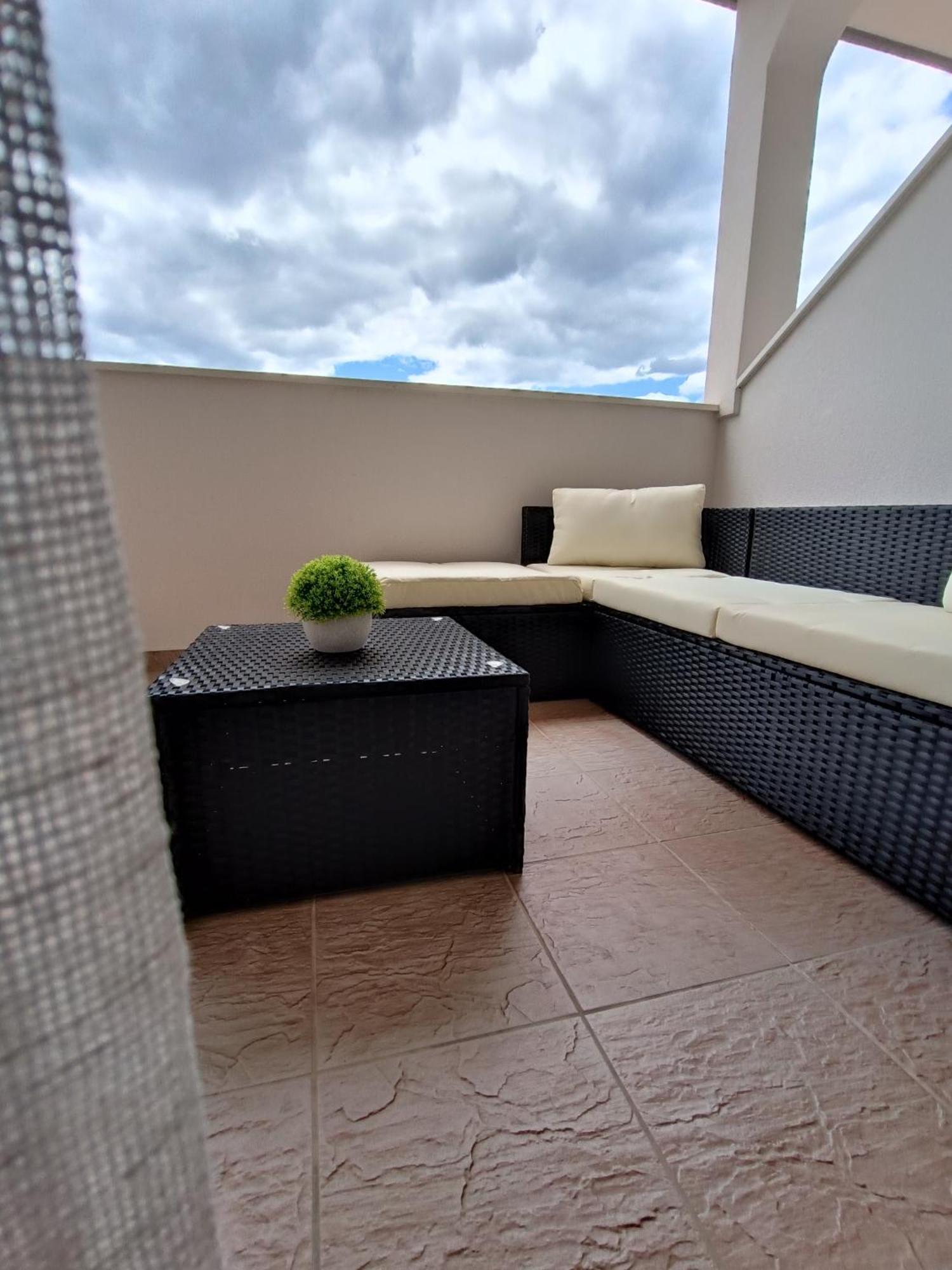 Apartman Burcul ซูโกชัน ภายนอก รูปภาพ