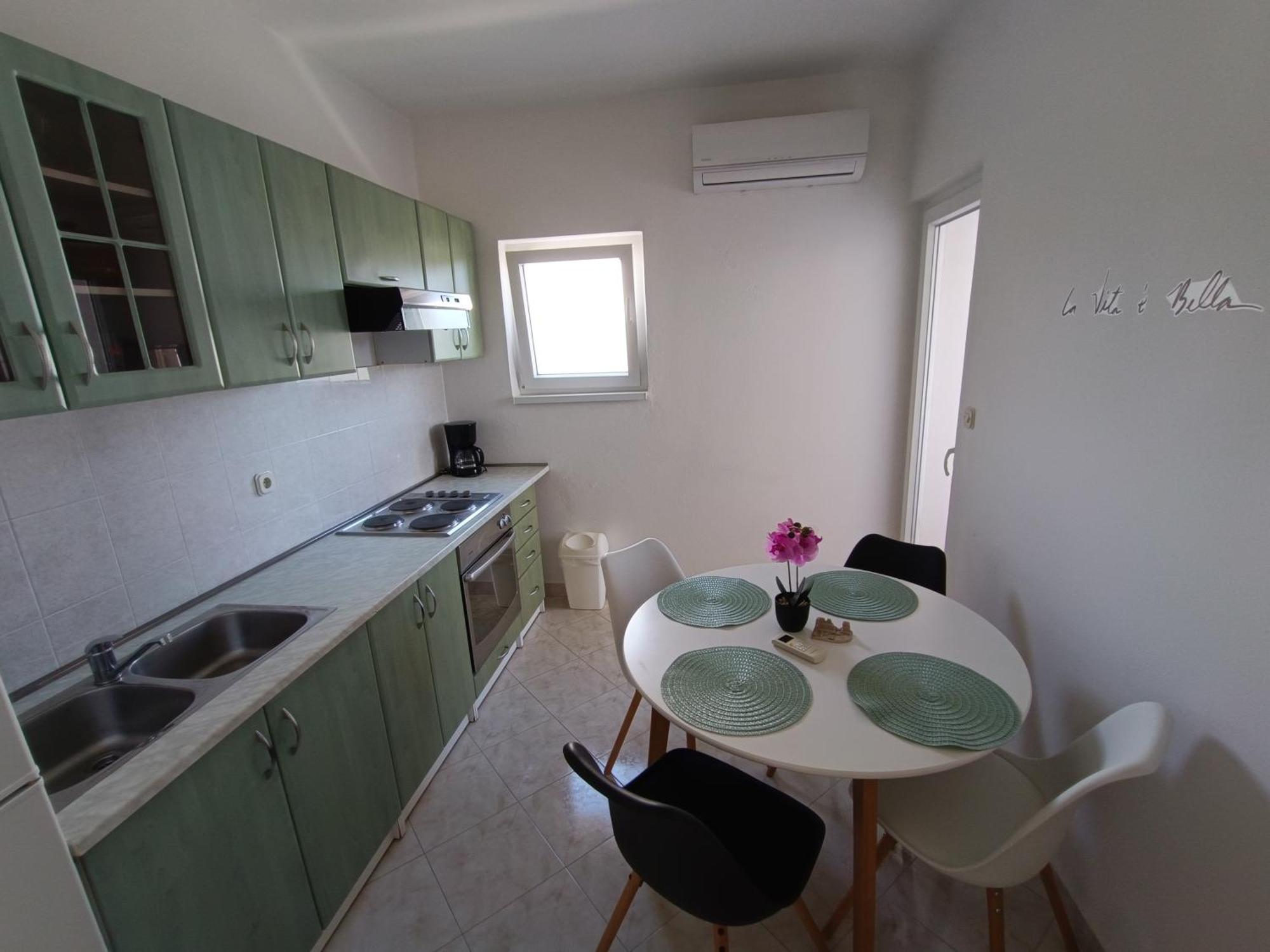 Apartman Burcul ซูโกชัน ภายนอก รูปภาพ